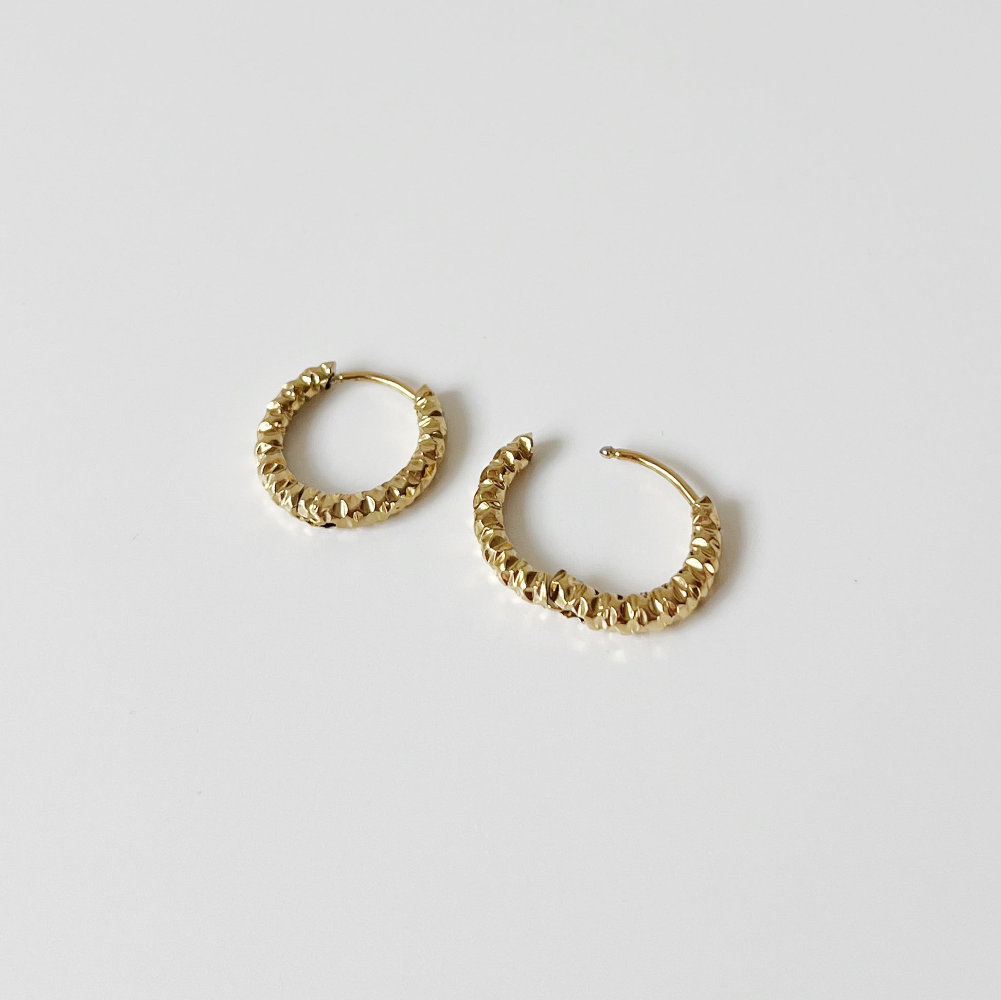 Aros pequeños con diseño de formas irregulares 100% de acero inoxidable.